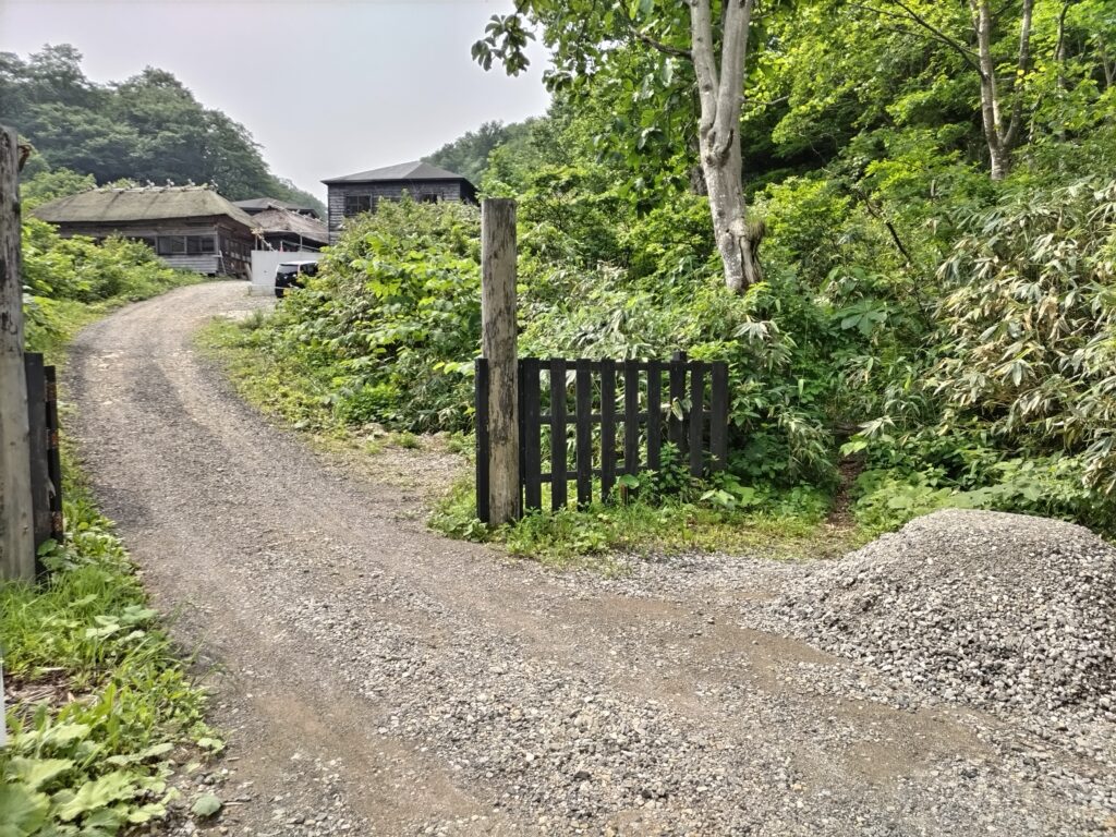 黒湯温泉から孫六温泉への道